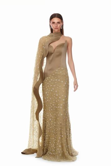 عباءة من التول المنك وفستان سهرة مزين بالأحجار